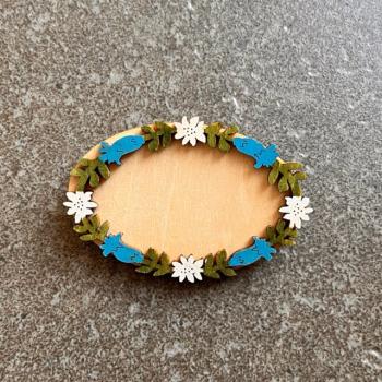 Anstecker_oval_blumenrand