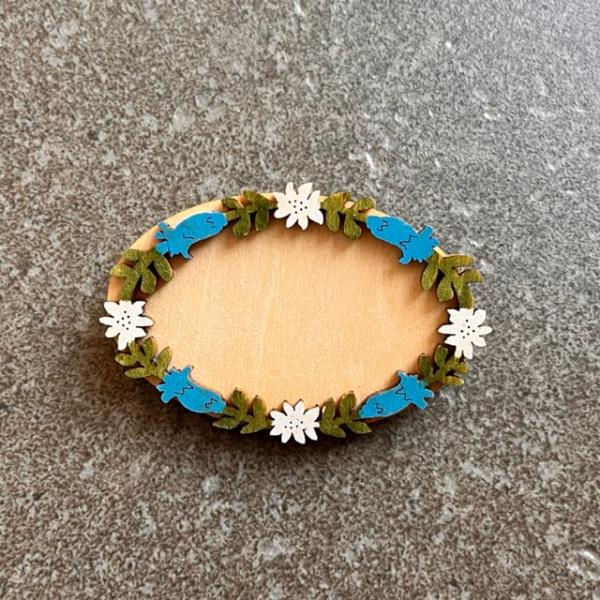 Anstecker_oval_blumenrand